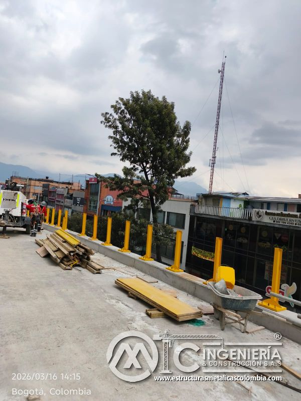Barandas amarillas instaladas junto a materiales de montaje del puente Venecia con fabricación e instalación profesional en Bogotá, Colombia. Montajes, Ingeniería y Construcción. MIC SAS. Barandas amarillas instaladas junto a materiales de montaje del puente Venecia en Bogotá, Colombia. Montajes, Ingeniería y Construcción. MIC SAS.