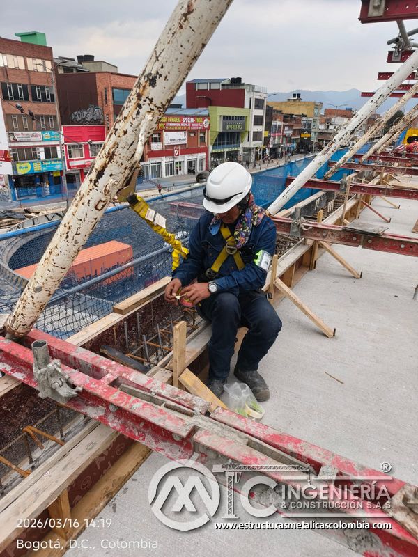 Trabajador sobre formaleta y refuerzo de borde de losa del puente Venecia con fabricación e instalación profesional en Bogotá, Colombia. Montajes, Ingeniería y Construcción. MIC SAS. Trabajador sobre formaleta y refuerzo de borde de losa del puente Venecia en Bogotá, Colombia. Montajes, Ingeniería y Construcción. MIC SAS.
