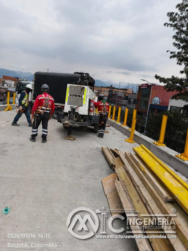 Cuadrilla y materiales para barandas sobre el puente del puente Venecia con fabricación e instalación profesional en Bogotá, Colombia. Montajes, Ingeniería y Construcción. MIC SAS. Cuadrilla y materiales para barandas sobre el puente del puente Venecia en Bogotá, Colombia. Montajes, Ingeniería y Construcción. MIC SAS.