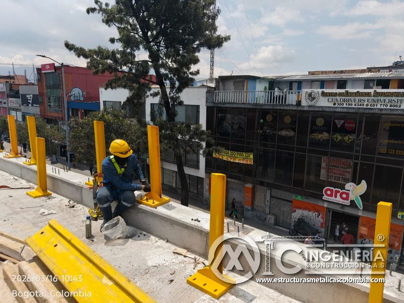 Trabajador fijando base de poste amarillo sobre pretil del puente Venecia con fabricación e instalación profesional en Bogotá, Colombia. Montajes, Ingeniería y Construcción. MIC SAS. Trabajador fijando base de poste amarillo sobre pretil del puente Venecia en Bogotá, Colombia. Montajes, Ingeniería y Construcción. MIC SAS.
