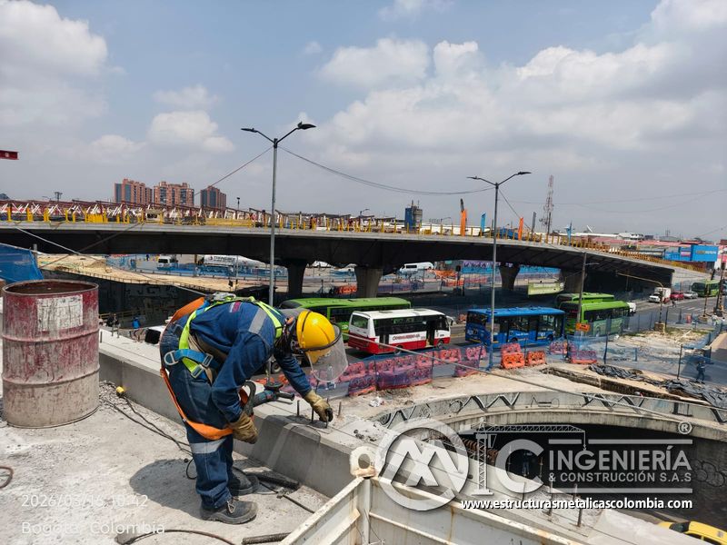 Trabajador en formaleta y refuerzo junto a borde del puente del puente Venecia con fabricación e instalación profesional en Bogotá, Colombia. Montajes, Ingeniería y Construcción. MIC SAS. Trabajador en formaleta y refuerzo junto a borde del puente del puente Venecia en Bogotá, Colombia. Montajes, Ingeniería y Construcción. MIC SAS.
