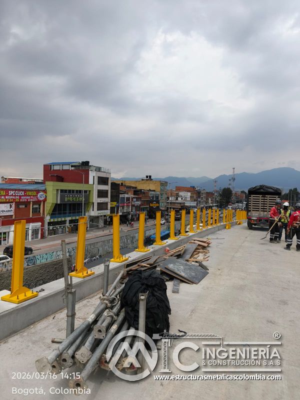 Panorámica de postes amarillos y barandas sobre el puente del puente Venecia con fabricación e instalación profesional en Bogotá, Colombia. Montajes, Ingeniería y Construcción. MIC SAS. Panorámica de postes amarillos y barandas sobre el puente del puente Venecia en Bogotá, Colombia. Montajes, Ingeniería y Construcción. MIC SAS.