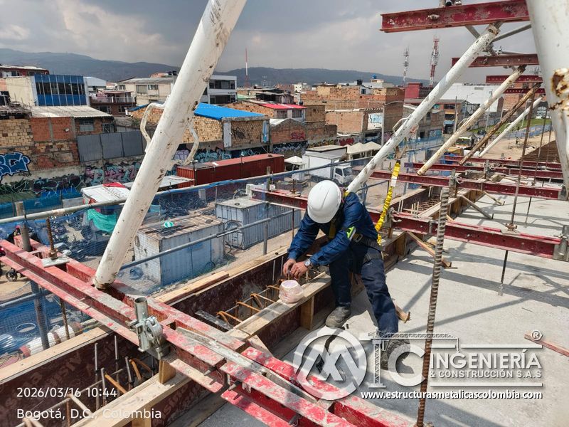 Trabajador sobre formaleta y refuerzo metálico del borde del puente Venecia con fabricación e instalación profesional en Bogotá, Colombia. Montajes, Ingeniería y Construcción. MIC SAS. Trabajador sobre formaleta y refuerzo metálico del borde del puente Venecia en Bogotá, Colombia. Montajes, Ingeniería y Construcción. MIC SAS.