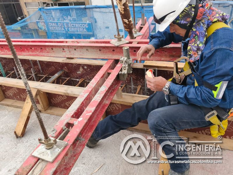 Trabajador ajustando formaleta y anclajes en borde de losa del puente Venecia con fabricación e instalación profesional en Bogotá, Colombia. Montajes, Ingeniería y Construcción. MIC SAS. Trabajador ajustando formaleta y anclajes en borde de losa del puente Venecia en Bogotá, Colombia. Montajes, Ingeniería y Construcción. MIC SAS.