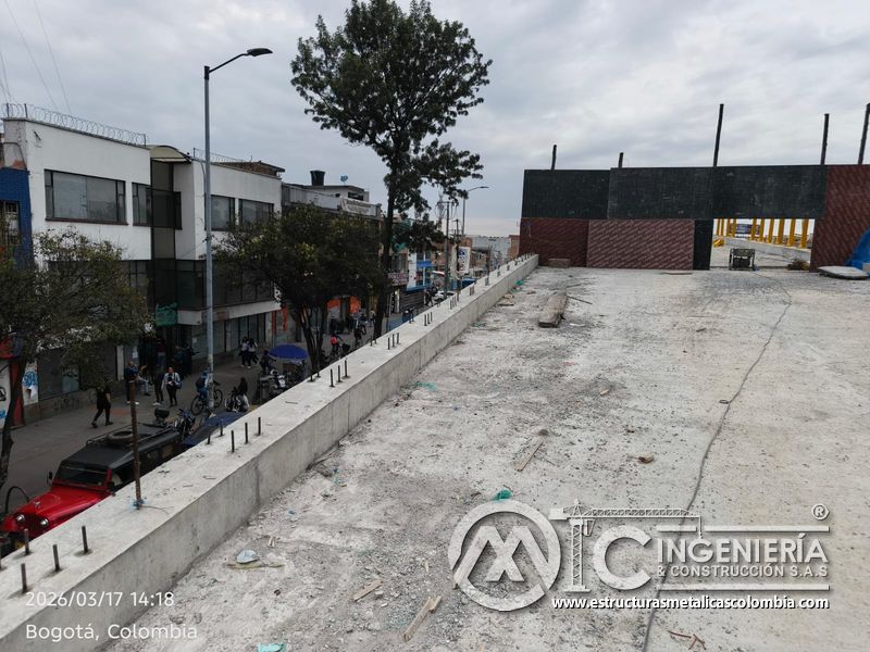 Pretil de concreto con anclajes antes de barandas del puente Venecia con fabricación e instalación profesional en Bogotá, Colombia. Montajes, Ingeniería y Construcción. MIC SAS. Pretil de concreto con anclajes antes de barandas del puente Venecia en Bogotá, Colombia. Montajes, Ingeniería y Construcción. MIC SAS.