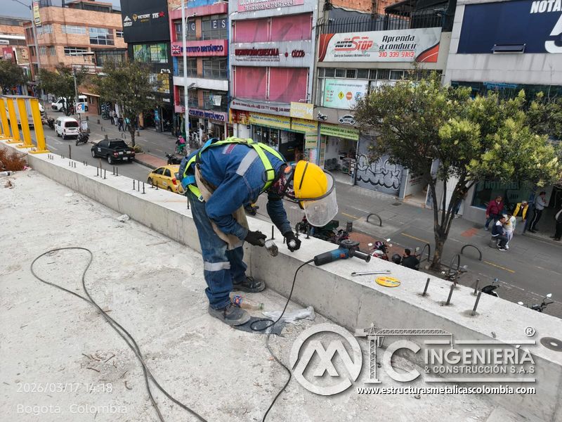 Trabajador perforando o fijando base sobre losa del puente del puente Venecia con fabricación e instalación profesional en Bogotá, Colombia. Montajes, Ingeniería y Construcción. MIC SAS. Trabajador perforando o fijando base sobre losa del puente del puente Venecia en Bogotá, Colombia. Montajes, Ingeniería y Construcción. MIC SAS.