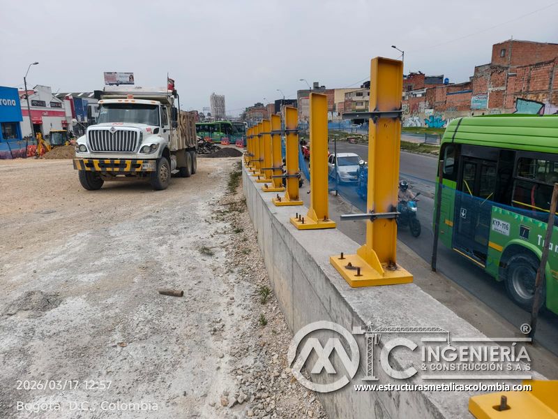 Postes amarillos instalados junto al carril del puente del puente Venecia con fabricación e instalación profesional en Bogotá, Colombia. Montajes, Ingeniería y Construcción. MIC SAS. Postes amarillos instalados junto al carril del puente del puente Venecia en Bogotá, Colombia. Montajes, Ingeniería y Construcción. MIC SAS.