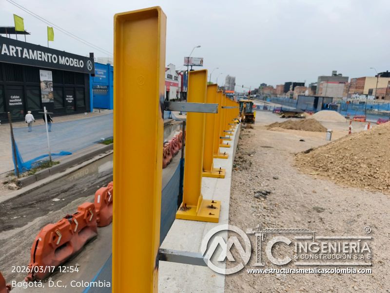 Detalle de poste amarillo y base anclada al pretil del puente Venecia con fabricación e instalación profesional en Bogotá, Colombia. Montajes, Ingeniería y Construcción. MIC SAS. Detalle de poste amarillo y base anclada al pretil del puente Venecia en Bogotá, Colombia. Montajes, Ingeniería y Construcción. MIC SAS.