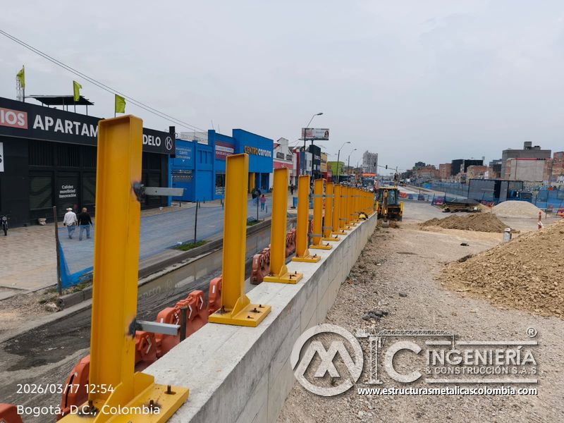 Línea de postes amarillos instalados sobre el borde del puente Venecia con fabricación e instalación profesional en Bogotá, Colombia. Montajes, Ingeniería y Construcción. MIC SAS. Línea de postes amarillos instalados sobre el borde del puente Venecia en Bogotá, Colombia. Montajes, Ingeniería y Construcción. MIC SAS.