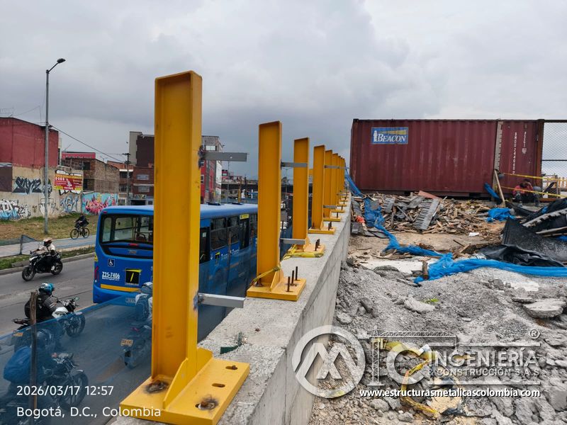 Postes amarillos, materiales y borde de puente en obra del puente Venecia con fabricación e instalación profesional en Bogotá, Colombia. Montajes, Ingeniería y Construcción. MIC SAS. Postes amarillos, materiales y borde de puente en obra del puente Venecia en Bogotá, Colombia. Montajes, Ingeniería y Construcción. MIC SAS.