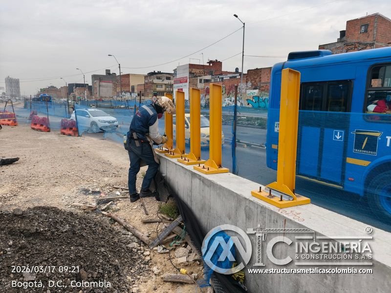 Trabajador instalando poste amarillo junto a bus de servicio del puente Venecia con fabricación e instalación profesional en Bogotá, Colombia. Montajes, Ingeniería y Construcción. MIC SAS. Trabajador instalando poste amarillo junto a bus de servicio del puente Venecia en Bogotá, Colombia. Montajes, Ingeniería y Construcción. MIC SAS.