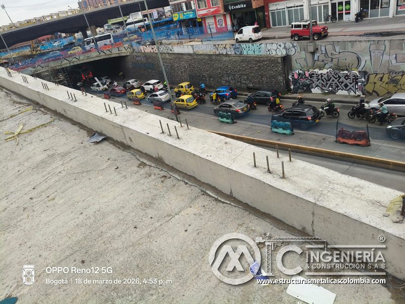 Pretil de concreto con anclajes visibles para barandas del puente Venecia con fabricación e instalación profesional en Bogotá, Colombia. Montajes, Ingeniería y Construcción. MIC SAS. Pretil de concreto con anclajes visibles para barandas del puente Venecia en Bogotá, Colombia. Montajes, Ingeniería y Construcción. MIC SAS.