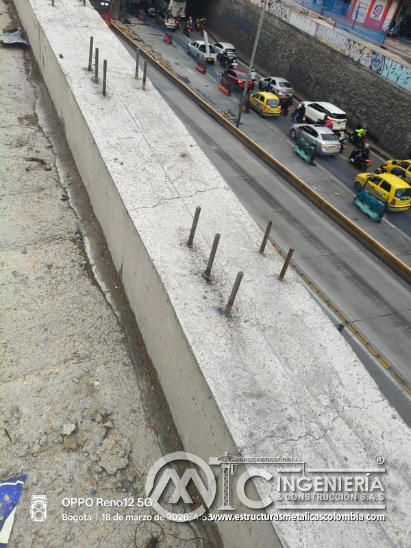 Acercamiento a pretil con anclajes de barandas del puente Venecia con fabricación e instalación profesional en Bogotá, Colombia. Montajes, Ingeniería y Construcción. MIC SAS. Acercamiento a pretil con anclajes de barandas del puente Venecia en Bogotá, Colombia. Montajes, Ingeniería y Construcción. MIC SAS.