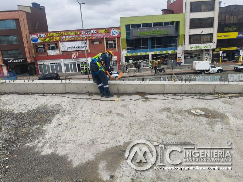 Trabajador revisando línea de anclajes sobre losa del puente Venecia con fabricación e instalación profesional en Bogotá, Colombia. Montajes, Ingeniería y Construcción. MIC SAS. Trabajador revisando línea de anclajes sobre losa del puente Venecia en Bogotá, Colombia. Montajes, Ingeniería y Construcción. MIC SAS.