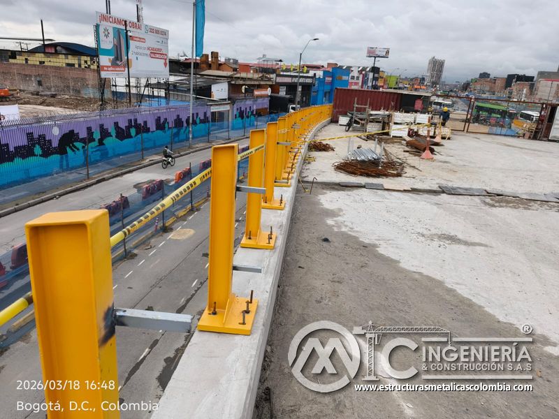Barandas amarillas curvas instaladas en borde del puente del puente Venecia con fabricación e instalación profesional en Bogotá, Colombia. Montajes, Ingeniería y Construcción. MIC SAS. Barandas amarillas curvas instaladas en borde del puente del puente Venecia en Bogotá, Colombia. Montajes, Ingeniería y Construcción. MIC SAS.