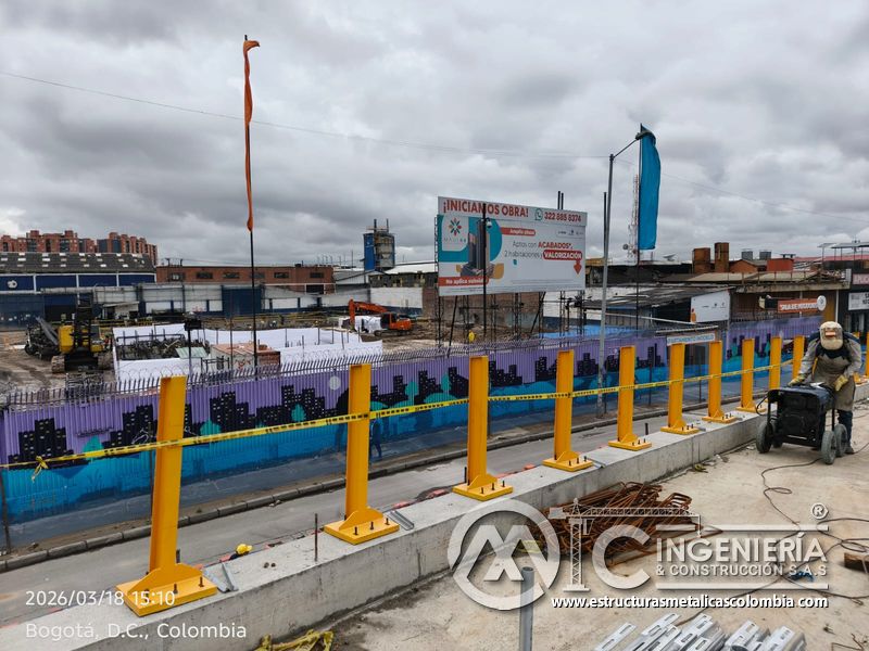 Postes amarillos alineados junto a barrera temporal azul del puente Venecia con fabricación e instalación profesional en Bogotá, Colombia. Montajes, Ingeniería y Construcción. MIC SAS. Postes amarillos alineados junto a barrera temporal azul del puente Venecia en Bogotá, Colombia. Montajes, Ingeniería y Construcción. MIC SAS.