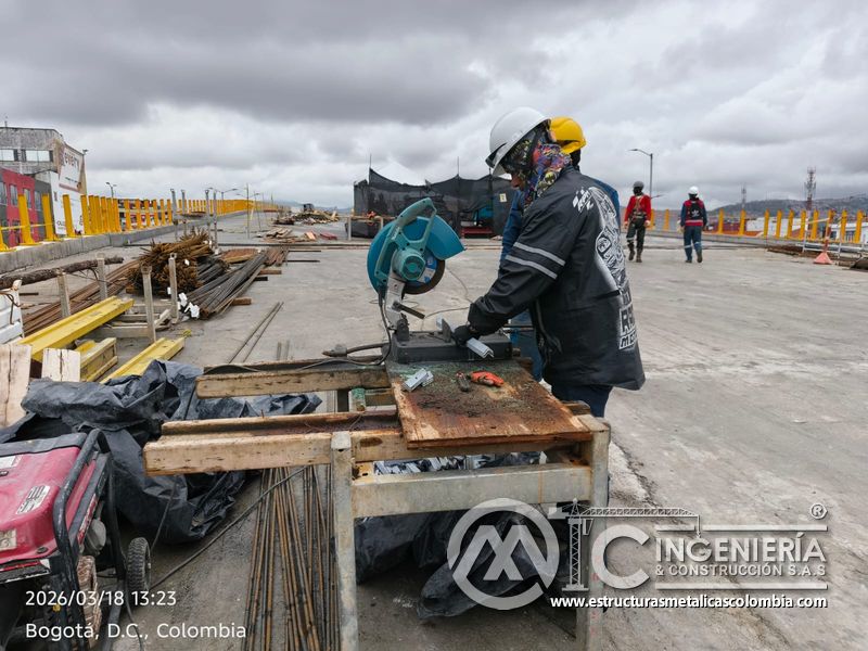 Operario cortando o esmerilando platina metálica para barandas del puente Venecia con fabricación e instalación profesional en Bogotá, Colombia. Montajes, Ingeniería y Construcción. MIC SAS. Operario cortando o esmerilando platina metálica para barandas del puente Venecia en Bogotá, Colombia. Montajes, Ingeniería y Construcción. MIC SAS.