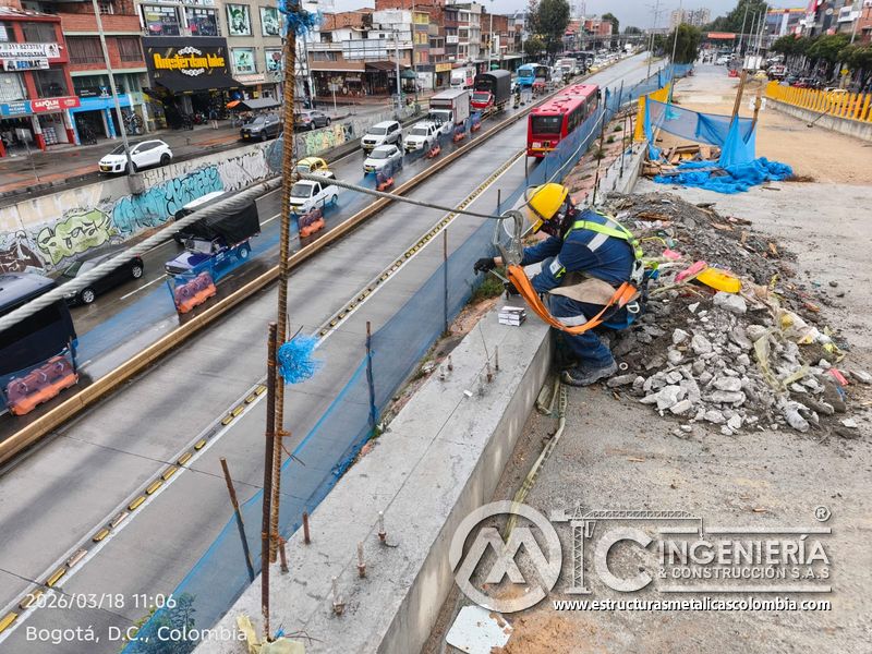 Trabajador ajustando anclajes y pretil sobre borde de puente del puente Venecia con fabricación e instalación profesional en Bogotá, Colombia. Montajes, Ingeniería y Construcción. MIC SAS. Trabajador ajustando anclajes y pretil sobre borde de puente del puente Venecia en Bogotá, Colombia. Montajes, Ingeniería y Construcción. MIC SAS.