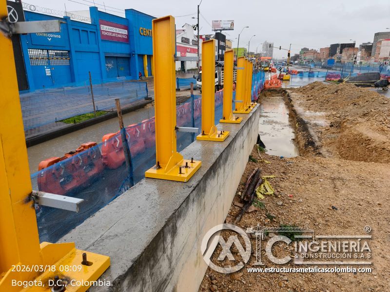 Postes amarillos instalados y alineados sobre el pretil del puente Venecia con fabricación e instalación profesional en Bogotá, Colombia. Montajes, Ingeniería y Construcción. MIC SAS. Postes amarillos instalados y alineados sobre el pretil del puente Venecia en Bogotá, Colombia. Montajes, Ingeniería y Construcción. MIC SAS.