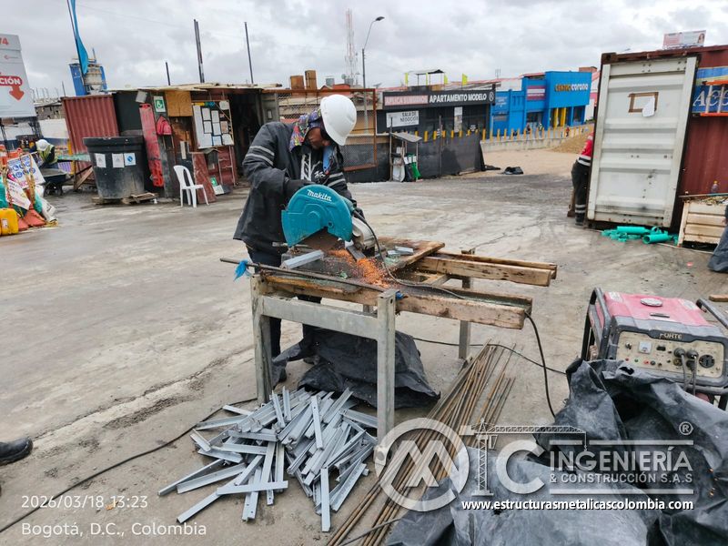 Trabajador cortando piezas metálicas sobre mesa de obra del puente Venecia con fabricación e instalación profesional en Bogotá, Colombia. Montajes, Ingeniería y Construcción. MIC SAS. Trabajador cortando piezas metálicas sobre mesa de obra del puente Venecia en Bogotá, Colombia. Montajes, Ingeniería y Construcción. MIC SAS.