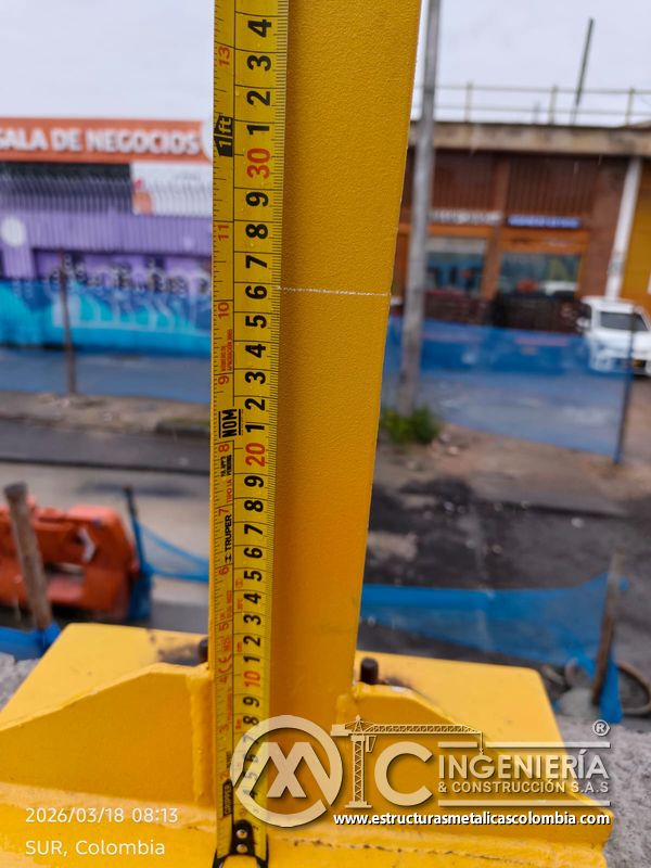 Medición de poste amarillo para control de altura de baranda del puente Venecia con fabricación e instalación profesional en Bogotá, Colombia. Montajes, Ingeniería y Construcción. MIC SAS. Medición de poste amarillo para control de altura de baranda del puente Venecia en Bogotá, Colombia. Montajes, Ingeniería y Construcción. MIC SAS.