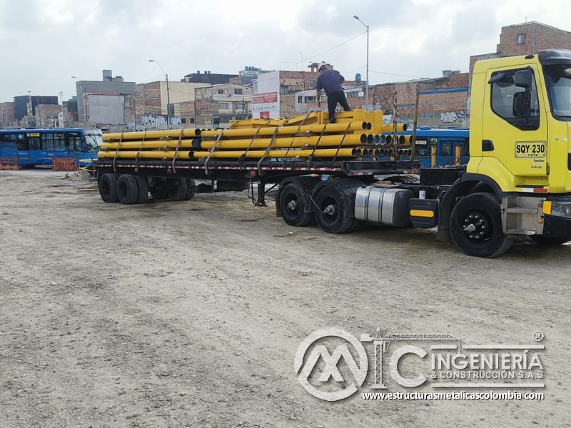 Camión transportando módulos amarillos de barandas metálicas del puente Venecia con fabricación e instalación profesional en Bogotá, Colombia. Montajes, Ingeniería y Construcción. MIC SAS. Camión transportando módulos amarillos de barandas metálicas del puente Venecia en Bogotá, Colombia. Montajes, Ingeniería y Construcción. MIC SAS.