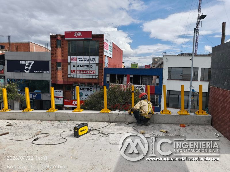Trabajador instalando postes y barandas junto a comercio urbano del puente Venecia con fabricación e instalación profesional en Bogotá, Colombia. Montajes, Ingeniería y Construcción. MIC SAS. Trabajador instalando postes y barandas junto a comercio urbano del puente Venecia en Bogotá, Colombia. Montajes, Ingeniería y Construcción. MIC SAS.