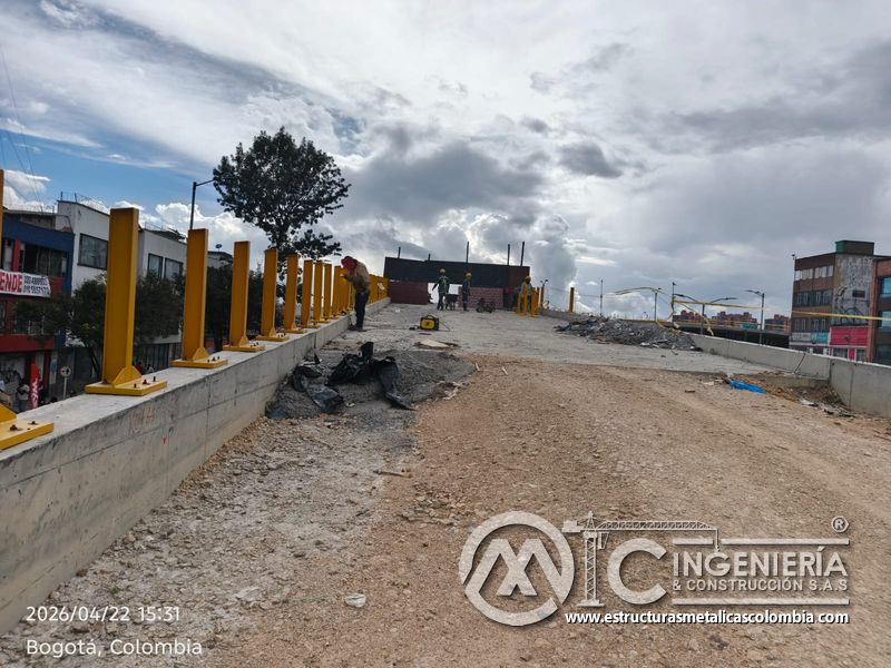 Losa del puente con postes amarillos y material granular del puente Venecia con fabricación e instalación profesional en Bogotá, Colombia. Montajes, Ingeniería y Construcción. MIC SAS. Losa del puente con postes amarillos y material granular del puente Venecia en Bogotá, Colombia. Montajes, Ingeniería y Construcción. MIC SAS.