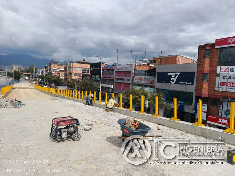 Panorámica de postes amarillos, equipos y borde de puente del puente Venecia con fabricación e instalación profesional en Bogotá, Colombia. Montajes, Ingeniería y Construcción. MIC SAS. Panorámica de postes amarillos, equipos y borde de puente del puente Venecia en Bogotá, Colombia. Montajes, Ingeniería y Construcción. MIC SAS.