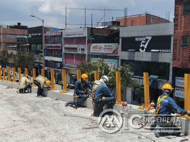 Cuadrilla instalando postes amarillos sobre pretil del puente Venecia con fabricación e instalación profesional en Bogotá, Colombia. Montajes, Ingeniería y Construcción. MIC SAS. Cuadrilla instalando postes amarillos sobre pretil del puente Venecia en Bogotá, Colombia. Montajes, Ingeniería y Construcción. MIC SAS.