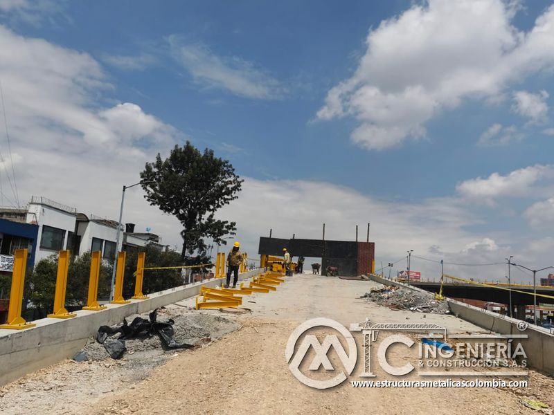 Postes amarillos y herramientas sobre losa del puente del puente Venecia con fabricación e instalación profesional en Bogotá, Colombia. Montajes, Ingeniería y Construcción. MIC SAS. Postes amarillos y herramientas sobre losa del puente del puente Venecia en Bogotá, Colombia. Montajes, Ingeniería y Construcción. MIC SAS.
