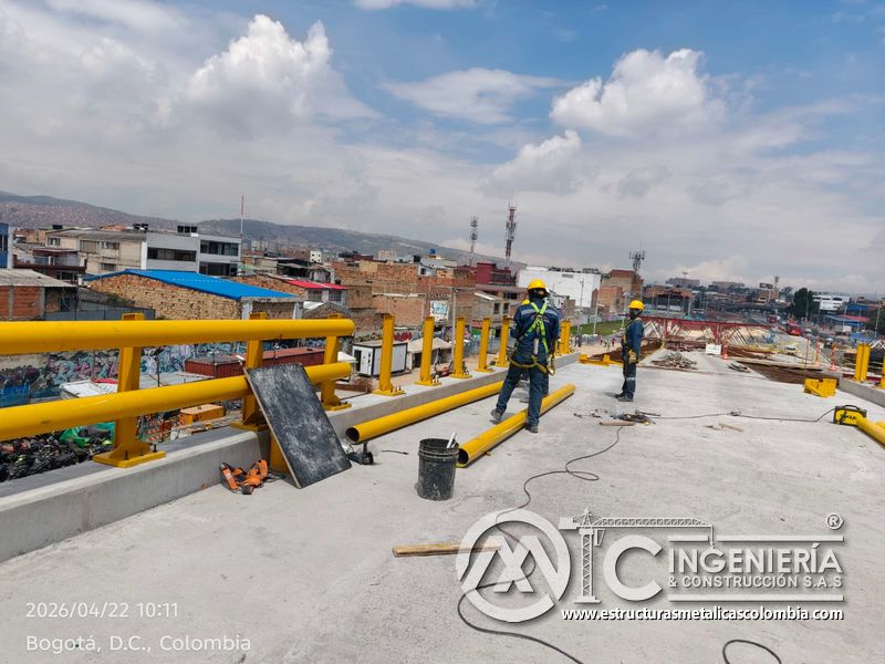 Trabajadores instalando pasamanos tubulares y barandas del puente Venecia con fabricación e instalación profesional en Bogotá, Colombia. Montajes, Ingeniería y Construcción. MIC SAS. Trabajadores instalando pasamanos tubulares y barandas del puente Venecia en Bogotá, Colombia. Montajes, Ingeniería y Construcción. MIC SAS.