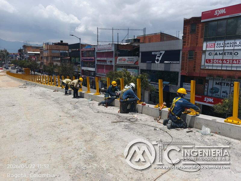 Cuadrilla montando soportes verticales y barandas sobre pretil del puente Venecia con fabricación e instalación profesional en Bogotá, Colombia. Montajes, Ingeniería y Construcción. MIC SAS. Cuadrilla montando soportes verticales y barandas sobre pretil del puente Venecia en Bogotá, Colombia. Montajes, Ingeniería y Construcción. MIC SAS.