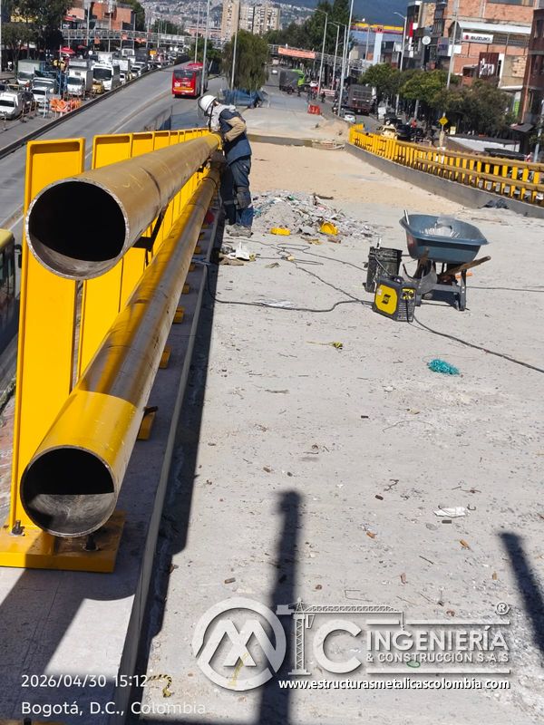 Pasamanos tubulares amarillos en preparación sobre barandas del puente Venecia con fabricación e instalación profesional en Bogotá, Colombia. Montajes, Ingeniería y Construcción. MIC SAS. Pasamanos tubulares amarillos en preparación sobre barandas del puente Venecia en Bogotá, Colombia. Montajes, Ingeniería y Construcción. MIC SAS.