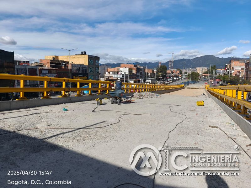 Panorámica de barandas amarillas continuas y pasamanos del puente Venecia con fabricación e instalación profesional en Bogotá, Colombia. Montajes, Ingeniería y Construcción. MIC SAS. Panorámica de barandas amarillas continuas y pasamanos del puente Venecia en Bogotá, Colombia. Montajes, Ingeniería y Construcción. MIC SAS.