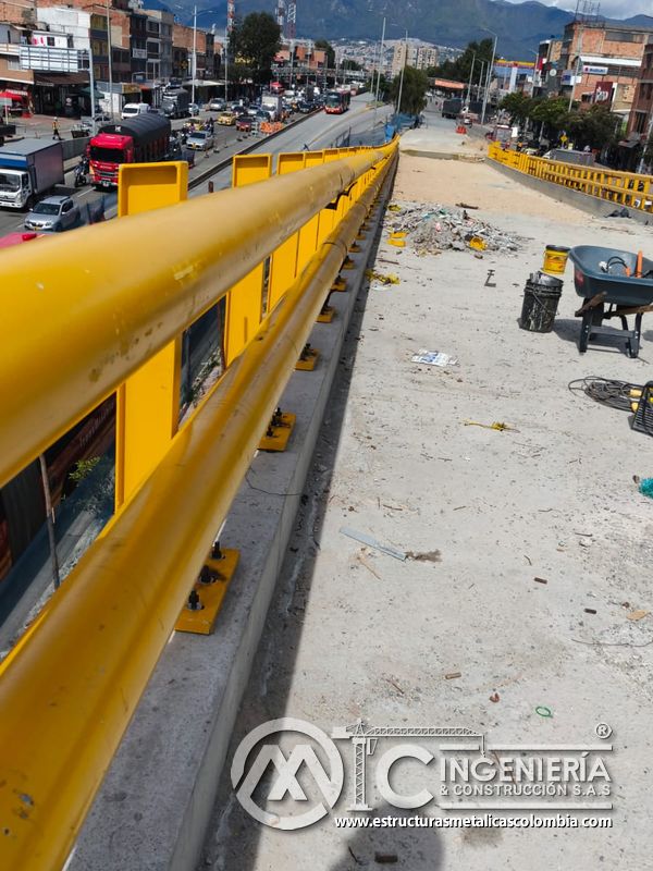 Vista cercana de pasamanos tubular amarillo sobre baranda del puente Venecia con fabricación e instalación profesional en Bogotá, Colombia. Montajes, Ingeniería y Construcción. MIC SAS. Vista cercana de pasamanos tubular amarillo sobre baranda del puente Venecia en Bogotá, Colombia. Montajes, Ingeniería y Construcción. MIC SAS.