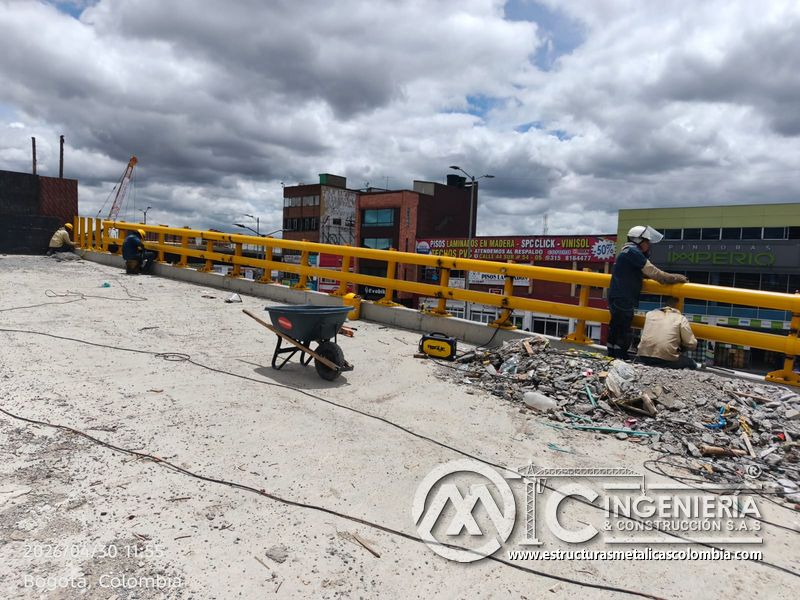 Barandas amarillas y pasamanos instalados en la losa del puente Venecia con fabricación e instalación profesional en Bogotá, Colombia. Montajes, Ingeniería y Construcción. MIC SAS. Barandas amarillas y pasamanos instalados en la losa del puente Venecia en Bogotá, Colombia. Montajes, Ingeniería y Construcción. MIC SAS.
