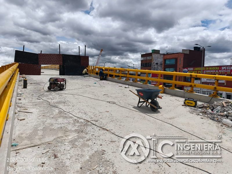 Trabajador ajustando pasamanos y base de baranda amarilla del puente Venecia con fabricación e instalación profesional en Bogotá, Colombia. Montajes, Ingeniería y Construcción. MIC SAS. Trabajador ajustando pasamanos y base de baranda amarilla del puente Venecia en Bogotá, Colombia. Montajes, Ingeniería y Construcción. MIC SAS.