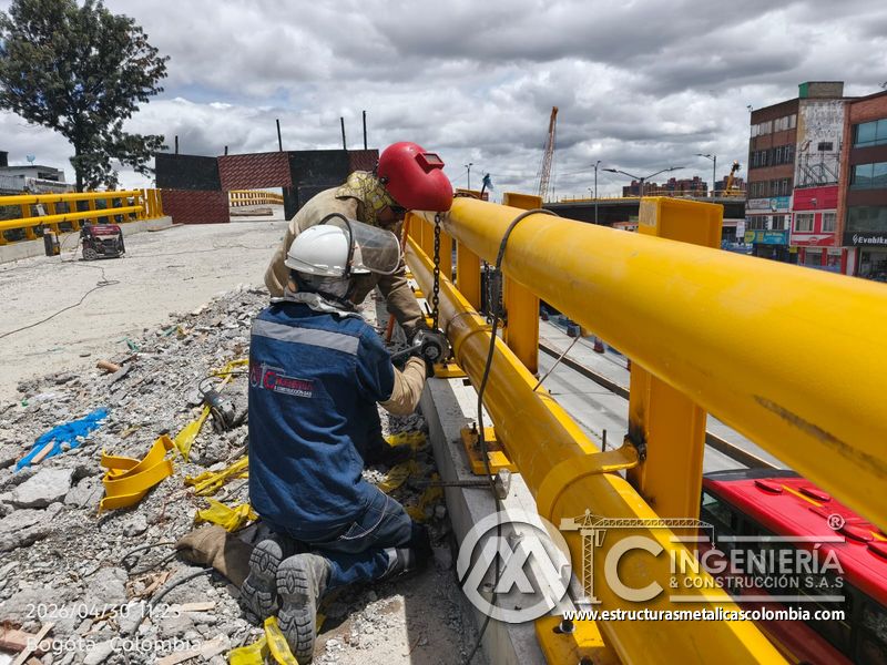 Trabajadores soldando o ajustando pasamanos tubular amarillo del puente Venecia con fabricación e instalación profesional en Bogotá, Colombia. Montajes, Ingeniería y Construcción. MIC SAS. Trabajadores soldando o ajustando pasamanos tubular amarillo del puente Venecia en Bogotá, Colombia. Montajes, Ingeniería y Construcción. MIC SAS.