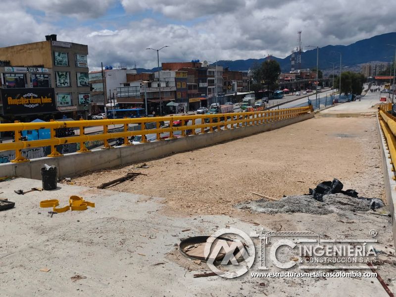 Panorámica de barandas amarillas instaladas en ambos bordes del puente Venecia con fabricación e instalación profesional en Bogotá, Colombia. Montajes, Ingeniería y Construcción. MIC SAS. Panorámica de barandas amarillas instaladas en ambos bordes del puente Venecia en Bogotá, Colombia. Montajes, Ingeniería y Construcción. MIC SAS.