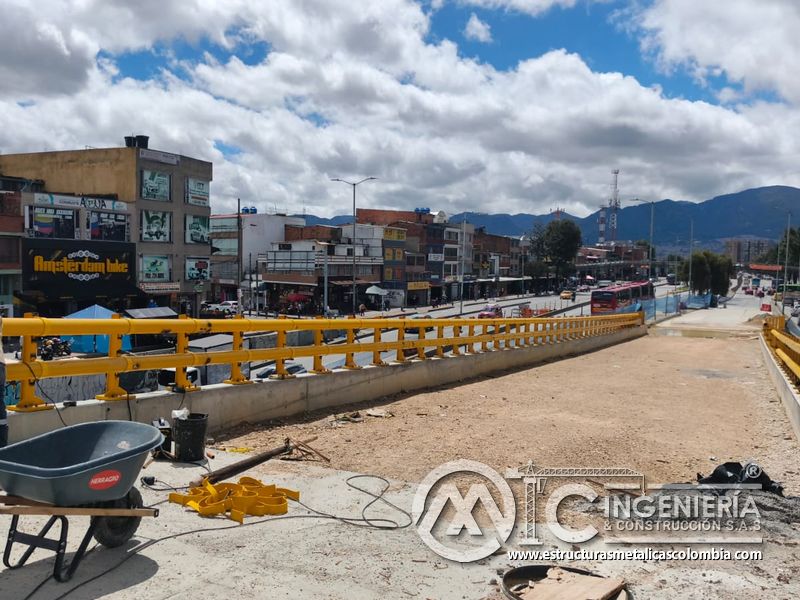 Barandas amarillas continuas con ciudad y montaña al fondo del puente Venecia con fabricación e instalación profesional en Bogotá, Colombia. Montajes, Ingeniería y Construcción. MIC SAS. Barandas amarillas continuas con ciudad y montaña al fondo del puente Venecia en Bogotá, Colombia. Montajes, Ingeniería y Construcción. MIC SAS.