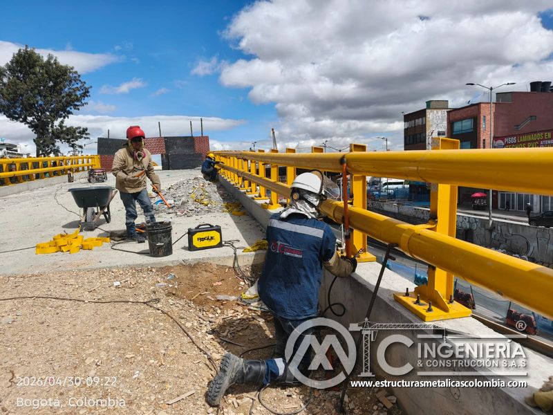 Trabajadores ajustando pasamanos y barandas amarillas del puente Venecia con fabricación e instalación profesional en Bogotá, Colombia. Montajes, Ingeniería y Construcción. MIC SAS. Trabajadores ajustando pasamanos y barandas amarillas del puente Venecia en Bogotá, Colombia. Montajes, Ingeniería y Construcción. MIC SAS.