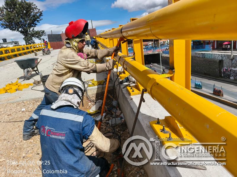 Soldadura y ajuste de pasamanos tubular amarillo sobre baranda del puente Venecia con fabricación e instalación profesional en Bogotá, Colombia. Montajes, Ingeniería y Construcción. MIC SAS. Soldadura y ajuste de pasamanos tubular amarillo sobre baranda del puente Venecia en Bogotá, Colombia. Montajes, Ingeniería y Construcción. MIC SAS.