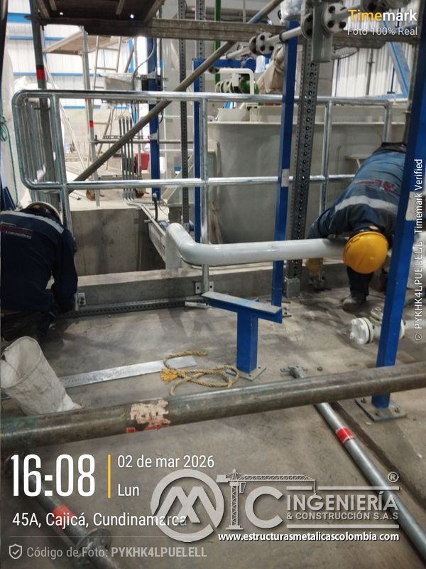 Trabajador instalando piso metálico de rejilla en acceso técnico del Edificio eléctrico CCM - Brinsa con fabricación e instalación profesional en Bogotá, Colombia. Montajes, Ingeniería y Construcción. MIC SAS. Trabajador instalando piso metálico de rejilla en acceso técnico del Edificio eléctrico CCM - Brinsa en Bogotá, Colombia. Montajes, Ingeniería y Construcción. MIC SAS.