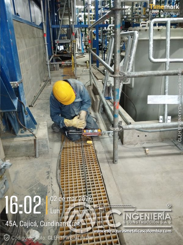 Instalación de peldaños en rejilla sobre escalera industrial del Edificio eléctrico CCM - Brinsa con fabricación e instalación profesional en Bogotá, Colombia. Montajes, Ingeniería y Construcción. MIC SAS. Instalación de peldaños en rejilla sobre escalera industrial del Edificio eléctrico CCM - Brinsa en Bogotá, Colombia. Montajes, Ingeniería y Construcción. MIC SAS.
