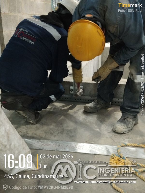 Trabajador anclando piso de rejilla en plataforma metálica del Edificio eléctrico CCM - Brinsa con fabricación e instalación profesional en Bogotá, Colombia. Montajes, Ingeniería y Construcción. MIC SAS. Trabajador anclando piso de rejilla en plataforma metálica del Edificio eléctrico CCM - Brinsa en Bogotá, Colombia. Montajes, Ingeniería y Construcción. MIC SAS.