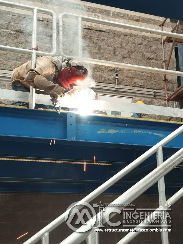Soldadura en pasarela metálica con baranda industrial del Edificio eléctrico CCM - Brinsa con fabricación e instalación profesional en Bogotá, Colombia. Montajes, Ingeniería y Construcción. MIC SAS. Soldadura en pasarela metálica con baranda industrial del Edificio eléctrico CCM - Brinsa en Bogotá, Colombia. Montajes, Ingeniería y Construcción. MIC SAS.