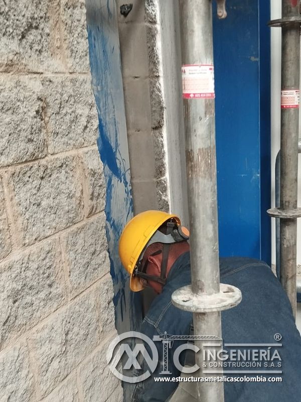Trabajador junto a soporte vertical de pasarela metálica del Edificio eléctrico CCM - Brinsa con fabricación e instalación profesional en Bogotá, Colombia. Montajes, Ingeniería y Construcción. MIC SAS. Trabajador junto a soporte vertical de pasarela metálica del Edificio eléctrico CCM - Brinsa en Bogotá, Colombia. Montajes, Ingeniería y Construcción. MIC SAS.