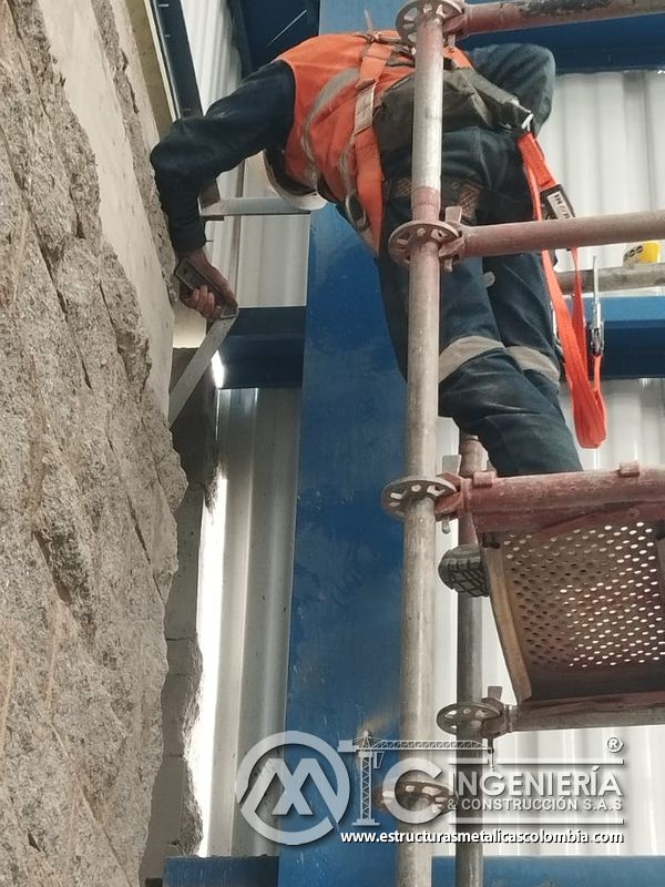 Escalera industrial con pasarela y barandas metálicas del Edificio eléctrico CCM - Brinsa con fabricación e instalación profesional en Bogotá, Colombia. Montajes, Ingeniería y Construcción. MIC SAS. Escalera industrial con pasarela y barandas metálicas del Edificio eléctrico CCM - Brinsa en Bogotá, Colombia. Montajes, Ingeniería y Construcción. MIC SAS.