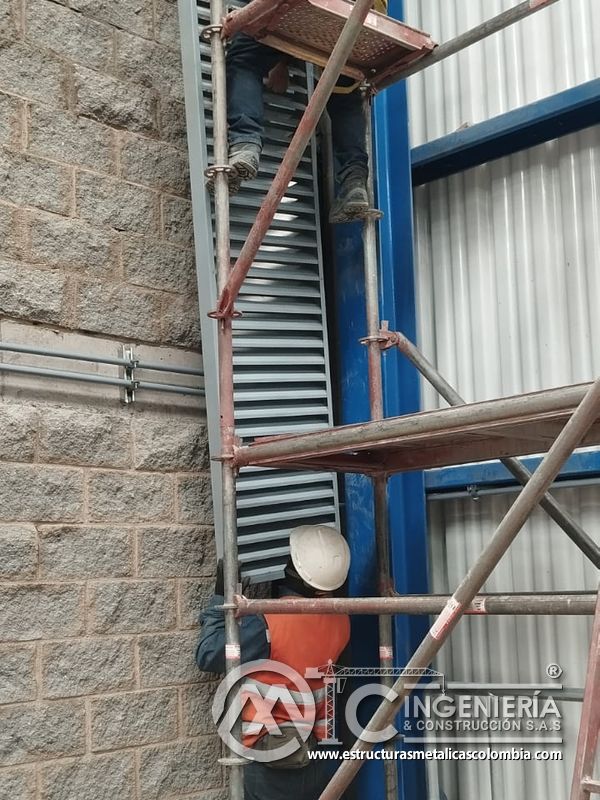 Escalera vertical y plataforma metálica junto a muro del Edificio eléctrico CCM - Brinsa con fabricación e instalación profesional en Bogotá, Colombia. Montajes, Ingeniería y Construcción. MIC SAS. Escalera vertical y plataforma metálica junto a muro del Edificio eléctrico CCM - Brinsa en Bogotá, Colombia. Montajes, Ingeniería y Construcción. MIC SAS.